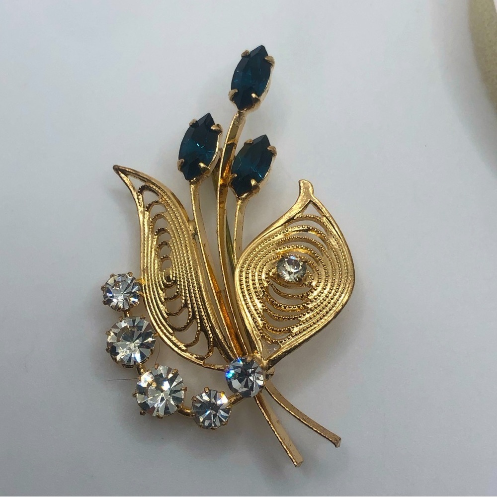 Vtg Gold Tone Rhinestone Filigree Floral Flower Bouquet Brooch 2.2”